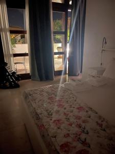 een slaapkamer met een bed en een raam met een tafel bij #soloperte B&B apartments in Molfetta
