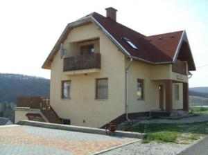 ein Haus mit Balkon auf einem Dach in der Unterkunft Szigeti B&B in Bogács