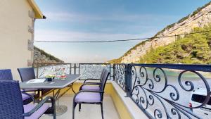 balcón con mesa y sillas y vistas al océano en Zen-Pok House on the Beach - Pokrivenik en Zastražišće