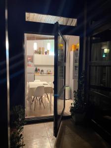 een keuken en een eetkamer met een tafel bij #soloperte B&B apartments in Molfetta