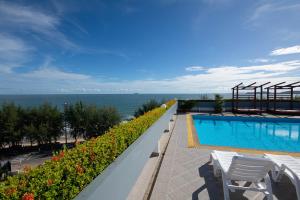 Bazén v ubytování Avatara A condominium B61 with sea view nebo v jeho okolí
