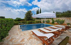 - un groupe de chaises et un parasol à côté de la piscine dans l'établissement Stunning Home In Sveti Lovrec With Wifi, à Sveti Lovreč Pazenatički