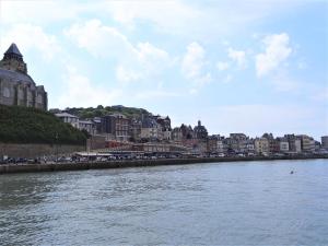 La Houlotte, maison de pêcheur à 200m de la plage! في لو تريبور: اطلاله على نهر فيه مباني ومدينه