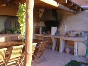 una cocina al aire libre con mesa y horno en Cal Puro, en Castellnou de Seana