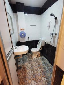 uma casa de banho com um WC e um lavatório em Hotel Bandar Baru Menglembu em Ipoh