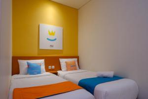 Postel nebo postele na pokoji v ubytování Sans Hotel Pippo Yogyakarta by RedDoorz