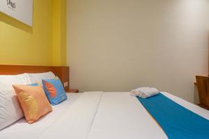 Postel nebo postele na pokoji v ubytování Sans Hotel Pippo Yogyakarta by RedDoorz