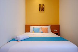 Postel nebo postele na pokoji v ubytování Sans Hotel Pippo Yogyakarta by RedDoorz