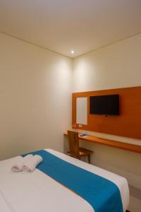 Postel nebo postele na pokoji v ubytování Sans Hotel Pippo Yogyakarta by RedDoorz