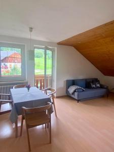 un soggiorno con tavolo blu e divano di Schönhuberhof Apartment Panoramablick a Brunico