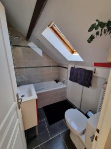 une salle de bain avec toilettes, lavabo et baignoire dans l'établissement Duplex 40m2 cocooning cœur de ville avec parking, à Neauphle-le-Château