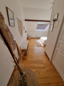 un couloir avec une chambre avec un lit et un vase dans l'établissement Duplex 40m2 cocooning cœur de ville avec parking, à Neauphle-le-Château