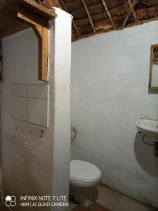 un bagno con un water e un lavandino di Mida Creek Eco Camp - cottage house a Mida