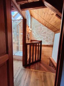 um quarto com piso em madeira e uma janela em La Belle Escale em Gap