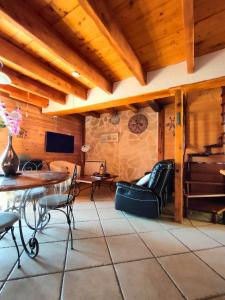 ein Wohnzimmer mit einem Sofa und einem Tisch in der Unterkunft La Belle Escale in Gap