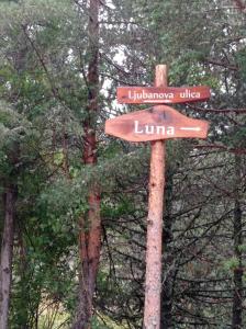 een straatbord in het midden van een bos bij Luna in Blidinje