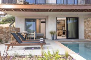 une maison avec une piscine et une terrasse dans l'établissement Pnoes Luxury Suites, à Paliouri