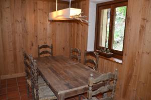 クールマイヨールにあるChalet Svizzero Val Ferretのダイニングルーム(木製テーブル、椅子付)