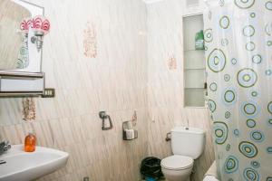 uma casa de banho com um WC branco e um lavatório. em Casa Tere Playa em Chilches