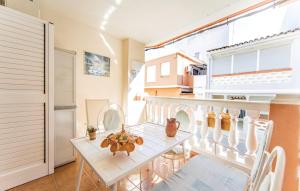 een witte tafel en stoelen op een balkon bij Casa Tere Playa in Chilches