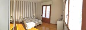 - une chambre avec un lit, une table et une fenêtre dans l'établissement LA FAVOLA MIA, à Borgo a Buggiano