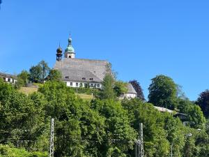 ein Gebäude auf einem Hügel mit Bäumen in der Unterkunft Ferienwohnung Kohl - Malerhäusl - Berchtesgaden in Berchtesgaden