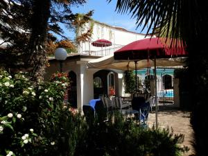 A garden outside Hotel Nautic B&B