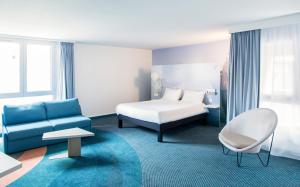 a hotel room with a bed and a couch at ibis Styles Toulon Centre Port in Toulon