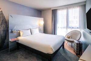 a hotel room with a large bed and a window at ibis Styles Toulon Centre Port in Toulon