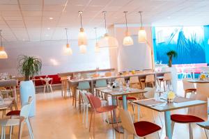 a restaurant with tables and chairs in a room at ibis Styles Toulon Centre Port in Toulon