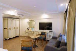 un soggiorno con divano e tavolo di Almadina Hotel Istanbul a Istanbul