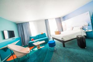 a hotel room with a bed and a chair at ibis Styles Toulon Centre Port in Toulon