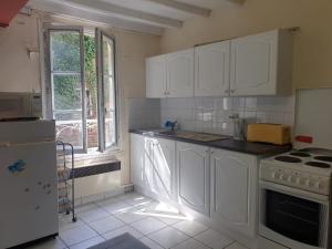 Kuchyň nebo kuchyňský kout v ubytování Saint Cyr du Bailleul - Maison