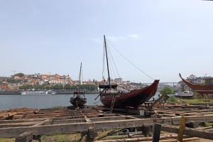 dwie łodzie siedzące na szczycie doku w obiekcie FLH Gaia Homey Flat with Pateo II w mieście Vila Nova de Gaia