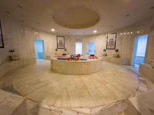 a large room with a large tub in the middle at AQI Hydros Club in Kemer