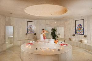 凱梅爾的住宿－AQI Hydros Club，房间里的浴缸里新娘和新郎