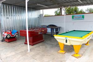 - un garage avec un billard et un grill dans l'établissement Bungalows Camping el Cid, à Peñíscola