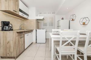 A kitchen or kitchenette at S&A STUDIO Még 7 kép