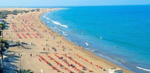 a beach with a lot of people and the ocean at Villa Natura Maspalomas Complejo Playmar in Maspalomas