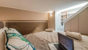 A bed or beds in a room at JOIVY Sophisticated 2 BR loft for 4