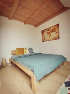 A bed or beds in a room at Ferienwohnung Reinbrechthof