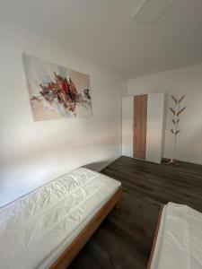 una camera da letto con un letto e un dipinto sul muro di Sorinas Unterkunft WB16 Top 6 