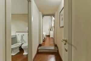 A bathroom at Raffaello apartment with fireplace in Oltrarno