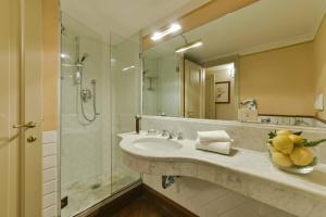 A bathroom at Raffaello apartment with fireplace in Oltrarno