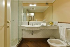 A bathroom at Raffaello apartment with fireplace in Oltrarno