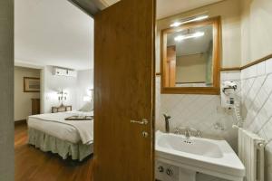 A bathroom at Raffaello apartment with fireplace in Oltrarno
