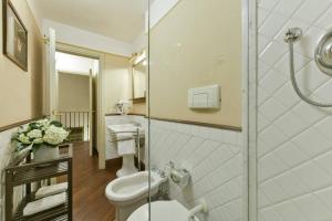 A bathroom at Raffaello apartment with fireplace in Oltrarno