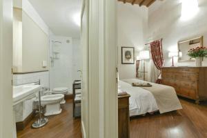 A bathroom at Raffaello apartment with fireplace in Oltrarno
