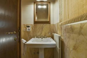 A bathroom at Raffaello apartment with fireplace in Oltrarno