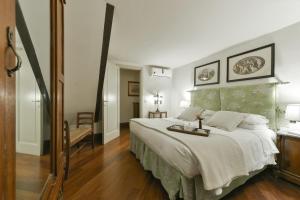 A bed or beds in a room at Raffaello apartment with fireplace in Oltrarno